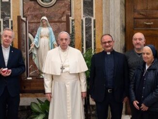 Papst Franziskus mit der Delegation der Vinzentinischen Familie vor der Marienstatue nach der Wundertätigen Medaille.