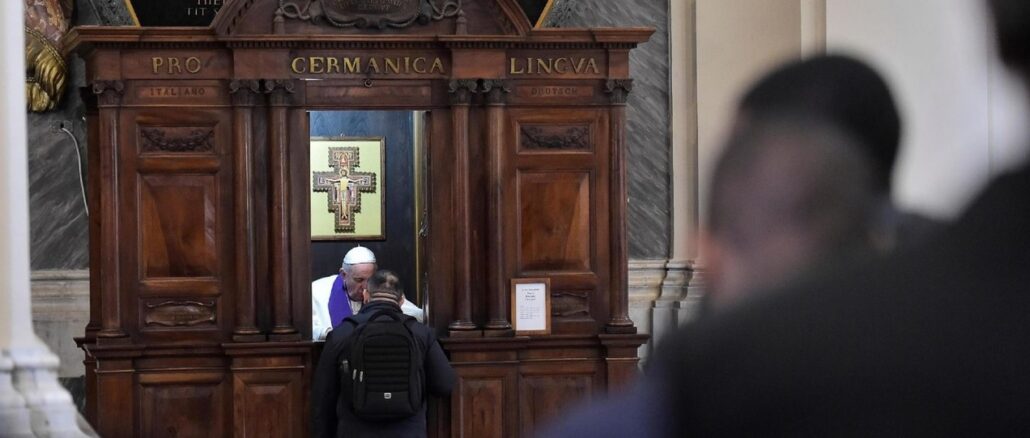 Archivbild: Papst Franziskus nimmt Gläubigen die Beichte ab (derzeit allerdings nicht).