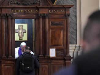 Archivbild: Papst Franziskus nimmt Gläubigen die Beichte ab (derzeit allerdings nicht).