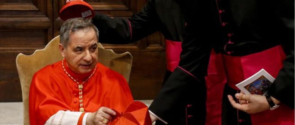 Kardinal Becciu hat den Kardinalspurpur nicht zurückgegeben. Inzwischen sucht auch Papst Franziskus wieder den Kontakt zu ihm.
