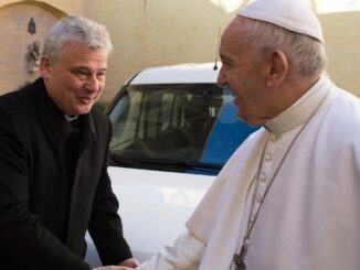 Kardinal Krajewski mit Papst Franziskus: Der polnische Purpurträger wurde Corona-positiv getestet.
