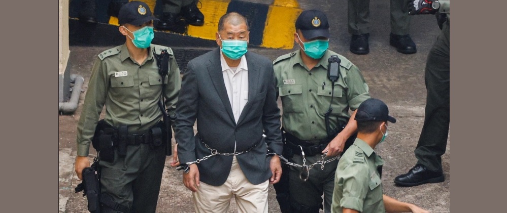Jimmy Lai, wie er vor wenigen Tagen zu einer Gerichtsanhörung gebracht wurde, wo Anklage nach dem neuen Sicherheitsgesetz erhoben wurde.
