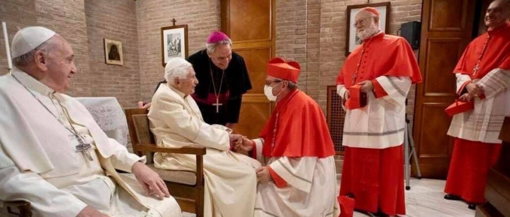 Am Samstag besuchte Papst Franziskus mit den neuen Kardinälen Benedikt XVI. im Kloster in den Vatikanischen Gärten