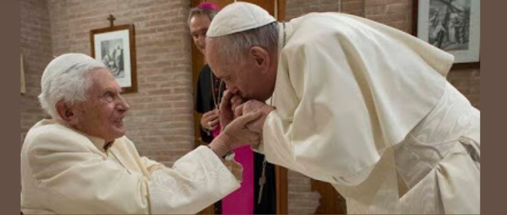Benedikt XVI. und Franziskus, der Papst der Gesten.