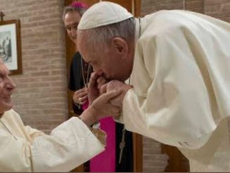 Benedikt XVI. und Franziskus, der Papst der Gesten.