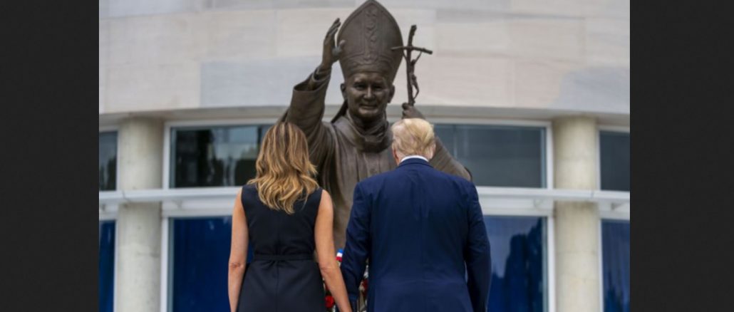 Donald Trump mit seiner Frau Melania im Juni 2020 beim Besuch des Saint John Paul II National Shrine in Washington.