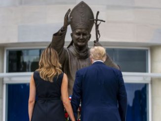 Donald Trump mit seiner Frau Melania im Juni 2020 beim Besuch des Saint John Paul II National Shrine in Washington.
