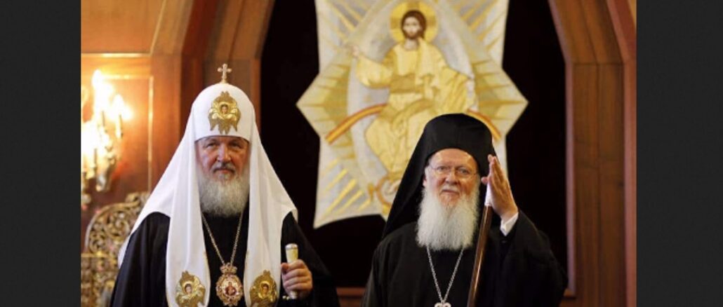 Patriarch Kyrill von Moskau (links) und Patriarch Bartholomäus von Konstantinopel: inner-orthodoxer Konflikt um die Ukraine.