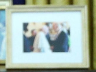 Joe Biden zeigte sich gestern im Oval Office den Fotografen mit Bildern im Hintergrund, darunter besonders sichtbar eines, das ihn mit Papst Franziskus zeigt.