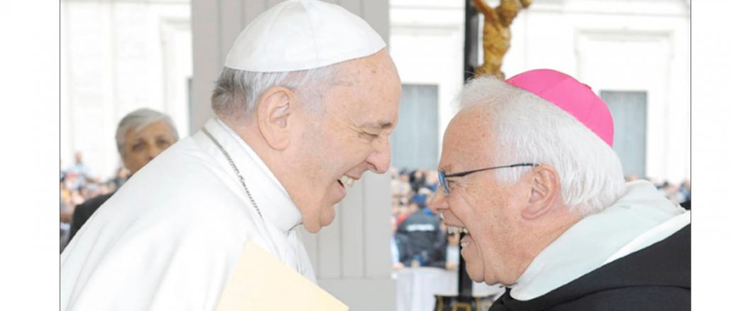Papst Franziskus mit Bischof Raul Vera Lopez, bis November 2020 Bischof von Saltillo.