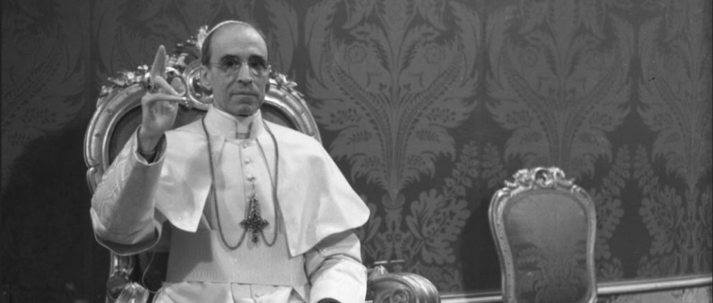 Ein Jahr nach der Öffnung des vatikanischen Geheimarchivs widerlegt ein neues Buch die Schwarze Legende über Pius XII. und die Juden.