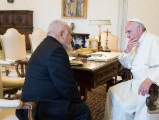 Enzo Bianchi mit Papst Franziskus, als ihn dieser am 23. Juni 2014 empfing.