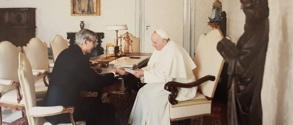 Der argentinische Neurologe und Journalist Nelson Castro mit Papst Franziskus.