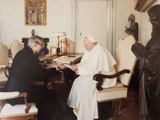 Der argentinische Neurologe und Journalist Nelson Castro mit Papst Franziskus.