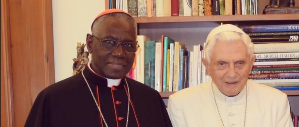 Kardinal Robert Sarah (im Bild mit Benedikt XVI.) wurde von Papst Franziskus als Präfekt der Gottesdienstkongregation emeritiert.