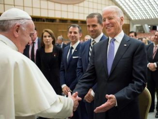 Joe Biden mit Papst Franziskus bei einer Begegnung im Vatikan.