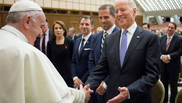 Joe Biden mit Papst Franziskus bei einer Begegnung im Vatikan.