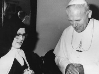 Begegnung von Papst Johannes Paul II. mit Sr. Lucia dos Santos 1982 in Fatima.