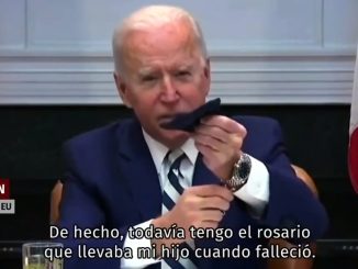 US-Präsident Biden zeigt seinem mexikanischen Amtskollegen Obrador vor laufender Kamera seinen Rosenkranz am Handgelenk.
