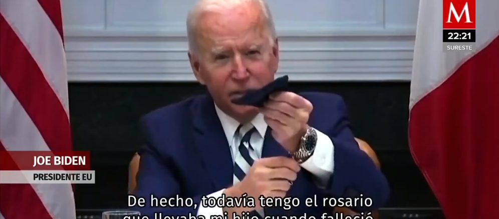US-Präsident Biden zeigt seinem mexikanischen Amtskollegen Obrador vor laufender Kamera seinen Rosenkranz am Handgelenk.