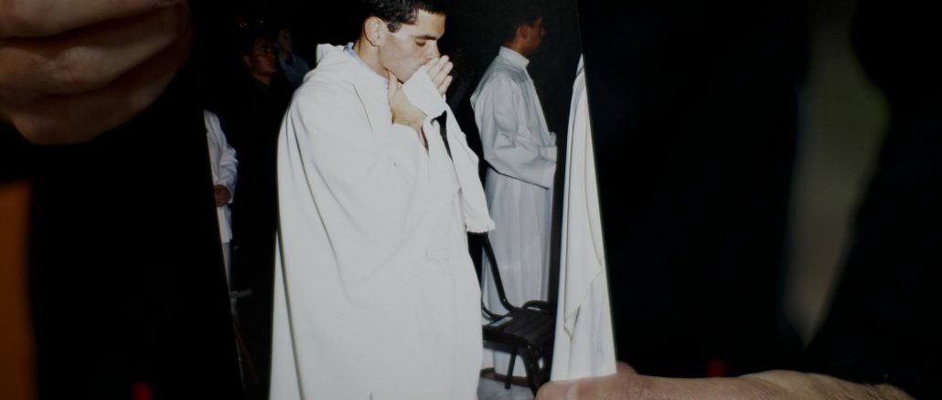 Andrés Gioeni 2000 bei seiner Priesterweihe, 2003 wurde er suspendiert, 2021 vollzog er öffentlich die Apostasie.