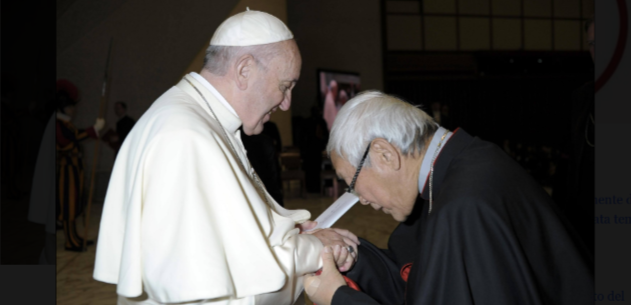 Kardinal Zen am 10. Januar 2018 als er am Rande einer Generalaudienz verstohlen Papst Franziskus Hilferufe chinesischer Untergrundkatholiken zusteckte, weil er sonst nicht an den Papst herankam.