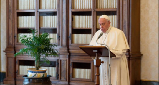 Papst Franziskus billigt Klarstellung der Glaubenskongregation zur Homosexualität, versucht sich dann aber nach Empörung davon zu distanzieren.