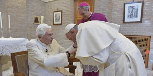 Papst und Papst: Zwei Päpste? Nur der Papst ist so gekleidet. Im Hintergrund Msgr. Gänswein, der persönliche Sekretär von Benedikt XVI.