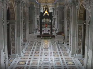 Leerer Petersdom in der Osternacht 2020. Auch die neuen Zelebrationsanordnungen fördern die Musealisierung der größten Kirche der Christenheit.
