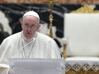 Papst Franziskus wiederholte in seiner Osterbotschaft Urbi et Orbi, daß Impfen eine "moralische Pflicht" sei.