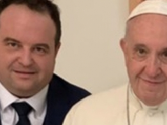 Der Finanzier Gianluigi Torzi mit Papst Franziskus. Gegen ihn wird vom Vatikan wegen des verlustreichen Londoner Immobiliengeschäfts ermittelt. Die Audienz beim Papst hatte ihm Substitut Edgar Peña Parra vermittelt.