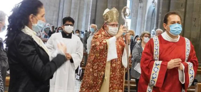 Maskenkult auch in der Kirche. Im Bild der Bischof von Arezzo. Knien verboten, weil man sich "zu sehr" der Bank davor nähern würde ...