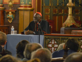Kardinal Robert Sarah spricht den in Paris festgenommenen Priestern Mut zu. Das Bild zeigt den Kardinal im März 2015 in der Kirche, als er über Neuenvangelisierung und Liturgie sprach.