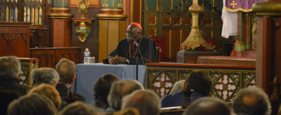 Kardinal Robert Sarah spricht den in Paris festgenommenen Priestern Mut zu. Das Bild zeigt den Kardinal im März 2015 in der Kirche, als er über Neuenvangelisierung und Liturgie sprach.