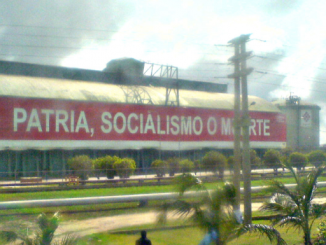 "Vaterland, Sozialismus oder der Tod". Aufschrift auf einem Gebäude des staatlichen venezolanischen Ölkonzerns PDVSA.