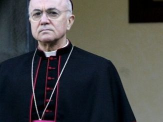 Erzbischof Carlo Maria Viganò. Prof. Roberto de Mattei wirft ihm vor, im Zusammenhang mit der Corona-Pandemie und dem "Great Reset" zum Spielball eines unbekannten Dritten geworden zu sein.