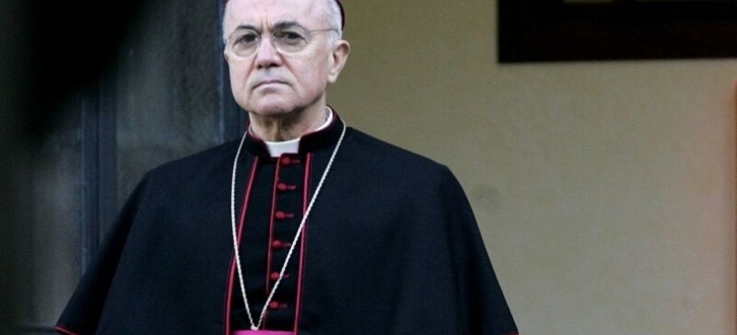 Erzbischof Carlo Maria Viganò. Prof. Roberto de Mattei wirft ihm vor, im Zusammenhang mit der Corona-Pandemie und dem "Great Reset" zum Spielball eines unbekannten Dritten geworden zu sein.
