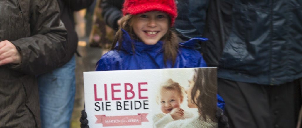 "Liebe sie beide." Die Mutter und das ungeborene Kind haben dieselben unveräußerlichen Rechte eines jeden Menschen. Die Lebensrechtsinitiative Marsch fürs Leben ruft am kommenden 21. Juni zu einem außerordentlichen Marsch für das Leben, um "Nein zum Matić-Bericht" des EU-Parlaments zu sagen.