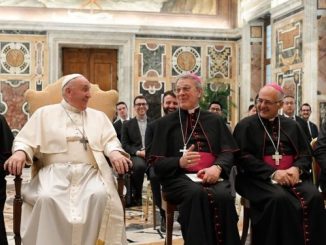 Papst Franziskus mit Bischöfen der Marken. Gestern empfing er die Gemeinschaft des Priesterseminars dieser Kirchenregion.