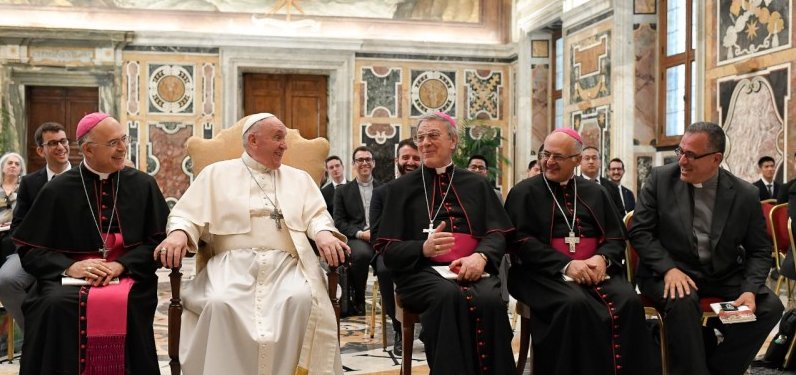 Papst Franziskus mit Bischöfen der Marken. Gestern empfing er die Gemeinschaft des Priesterseminars dieser Kirchenregion.