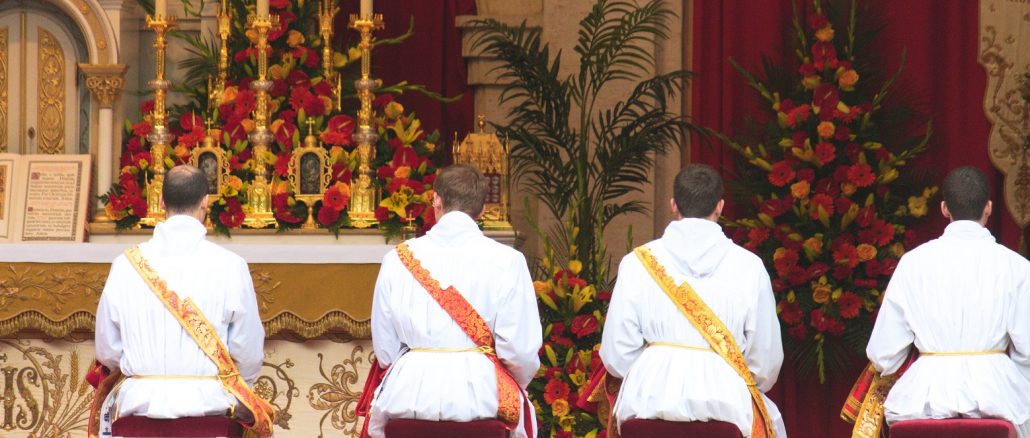 Acht Neupriester wurden gestern für den überlieferten Ritus und die Tradition geweiht. Im Bild Weihekandidaten der Piusbruderschaft in Zaitzkofen.