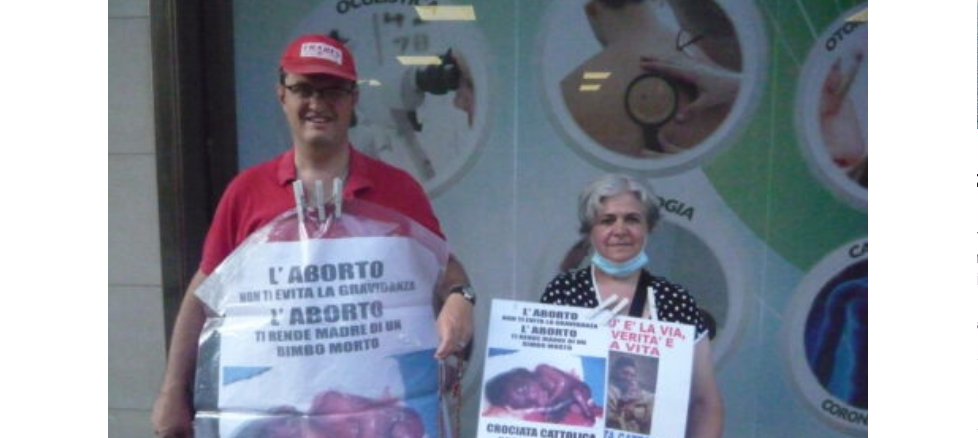 Mortone und Ibello mit Plakaten, die zeigen, was Abtreibung wirklich ist: die Hinrichtung eines Menschen.