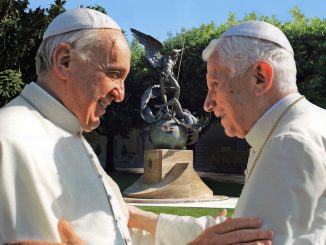 Vor acht Jahren, am 5. Juli 2013, begegneten sich Benedikt XVI. und Papst Franziskus zum zweiten Mal. Anlaß war die Enthüllung und Segnung des neuen Denkmals für den Erzengel Michael in den Vatikanischen Gärten.