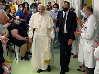 Hat Papst Franziskus das Dokument zur Einschränkung von Summorum Pontificum bereits unterzeichnet? Gestern besuchte er, bereits ohne Rollstuhl, die Kinderabteilung der Gemelli-Klinik.