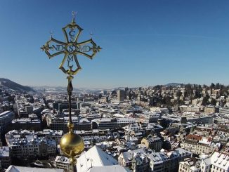 Turmkreuz der Bischofskirche von Sankt Gallen: Wie ist die Lage der Kirche in der Deutschschweiz?