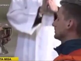 Ein junger Gläubiger wartet vergebens kniend in der Kathedrale von Lima, daß ihm die Mundkommunion gespendet wird. Erzbischof Castillo Mattasoglio überging ihn einfach.