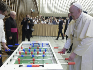 Warum spielt Papst Franziskus mit der Menschheit? Der Papst beim Tischfußball am Rande der heutigen Generalaudienz.