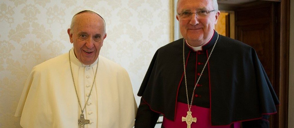 Papst Franziskus mit Erzbischof Arthur Roche, seit Mai Präfekt der Gottesdienstkongregation.