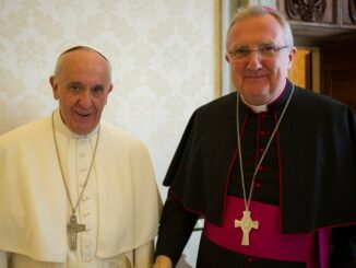 Papst Franziskus mit Erzbischof Arthur Roche, seit Mai Präfekt der Gottesdienstkongregation.