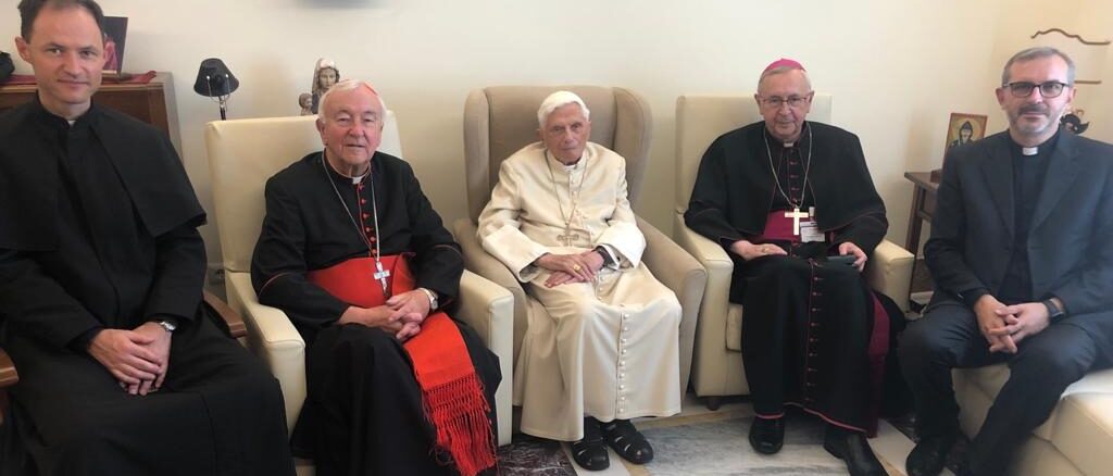 Vertreter des Rates der Europäischen Bischofskonferenzen besuchten einen stark gealterten Benedikt XVI. in den Vatikanischen Gärten.
